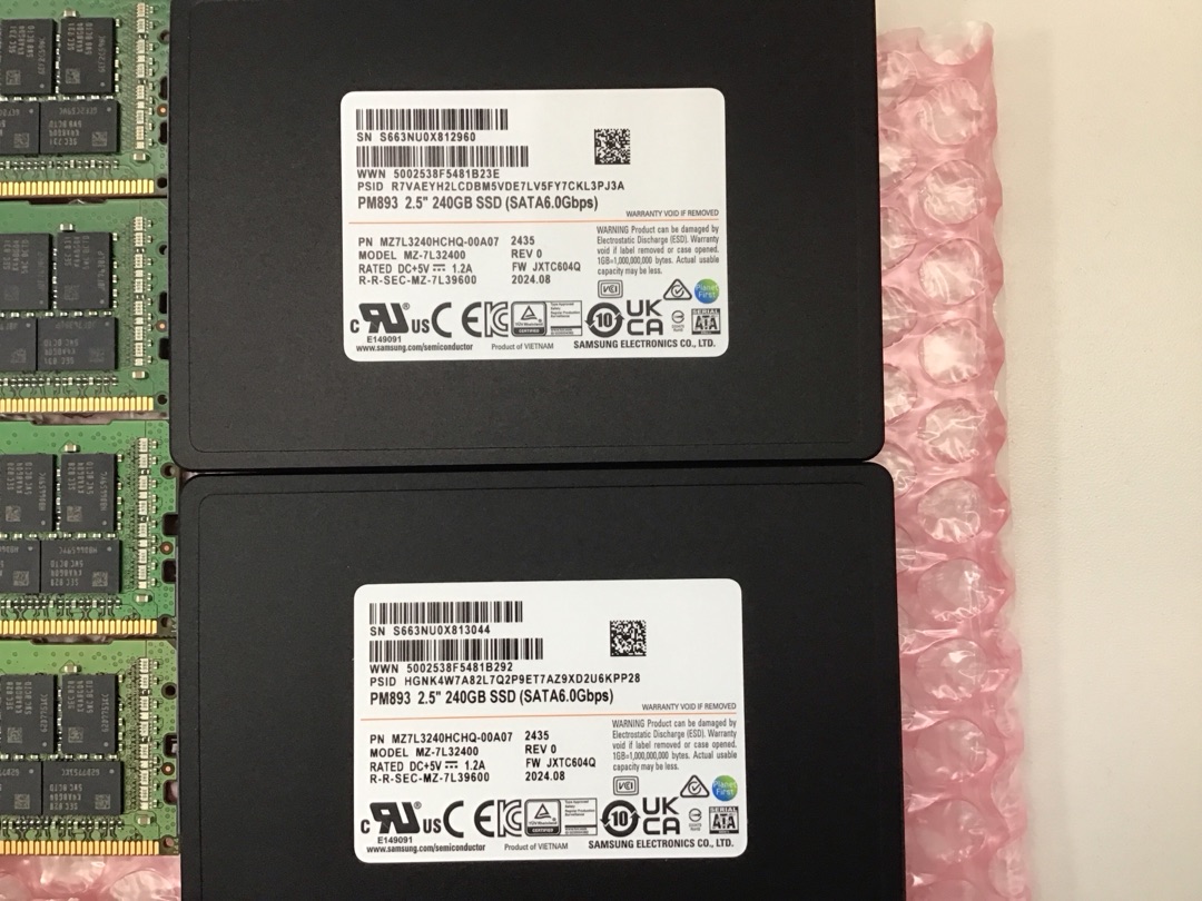 Пара SSD, которые мы использовали для RAID1