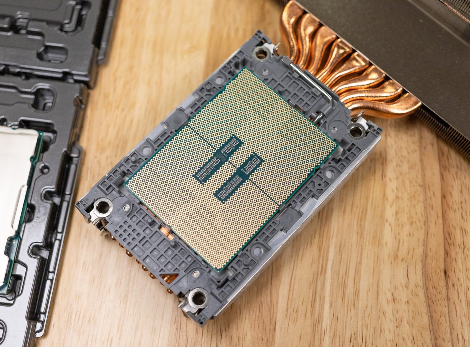 Процессор Xeon 6 Sierra Forest на радиаторе