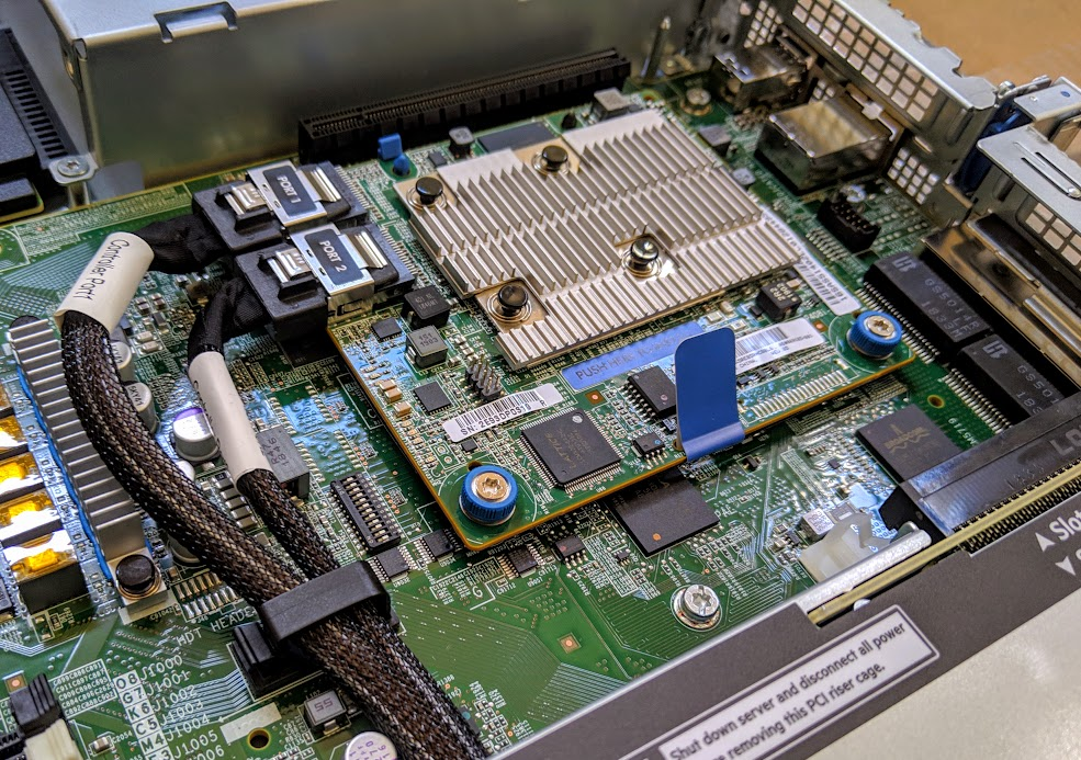Аппаратный RAID-контроллер HPE P408i-a в сервере DL325